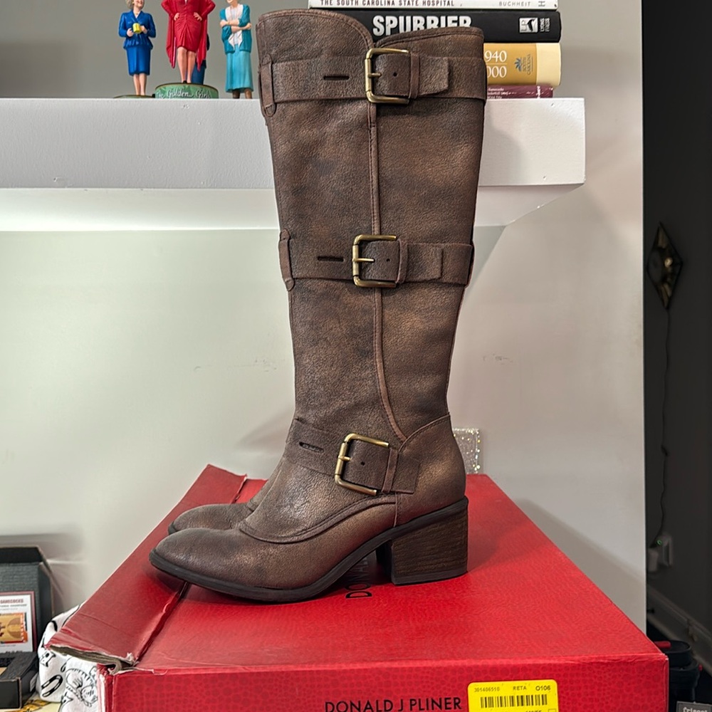 Like New!! Absolutely fabulous Gold/Bronze boot with gold buckles.